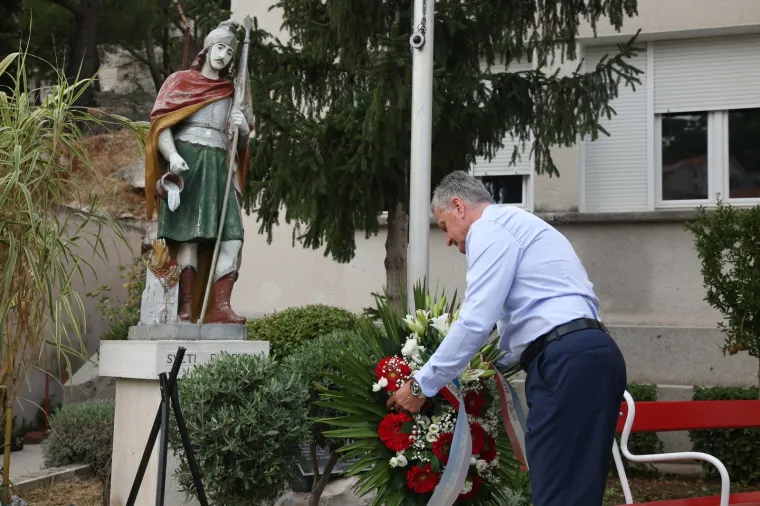 12 GODINA OD TRAGEDIJE NA KORNATIMA: Položeni vijenci i upaljene svijeće ispred vatrogasnog doma u Šibeniku