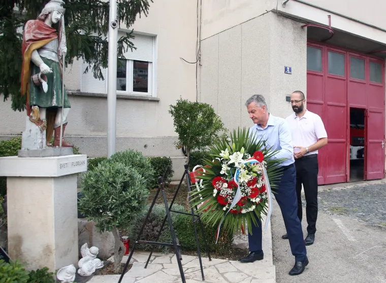12 GODINA OD TRAGEDIJE NA KORNATIMA: Položeni vijenci i upaljene svijeće ispred vatrogasnog doma u Šibeniku