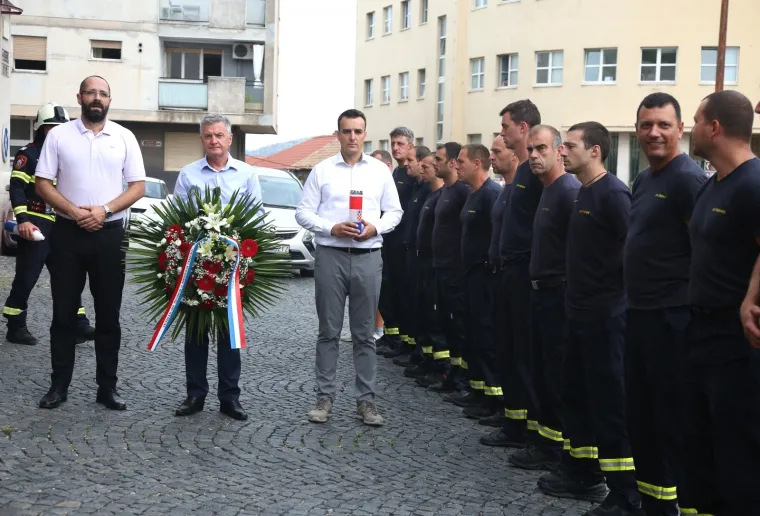 12 GODINA OD TRAGEDIJE NA KORNATIMA: Položeni vijenci i upaljene svijeće ispred vatrogasnog doma u Šibeniku