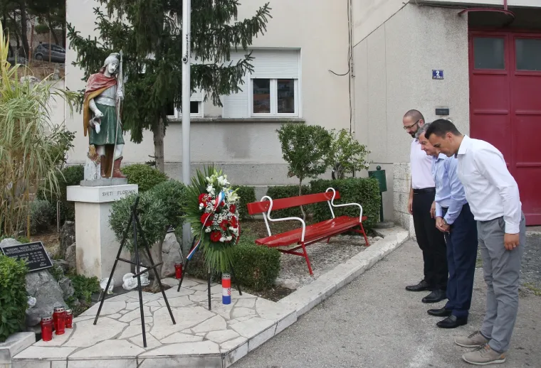 12 GODINA OD TRAGEDIJE NA KORNATIMA: Položeni vijenci i upaljene svijeće ispred vatrogasnog doma u Šibeniku