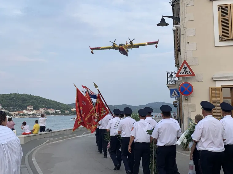Letačka posada Canadaira CL-415 iz sastava Protupožarnih namjenski organiziranih snaga Oružanih snaga RH sudjelovala je u četvrtak, 29. kolovoza 2019. u Tisnom u Programu obilježavanja 12. obljetnice Kornatske tragedije
