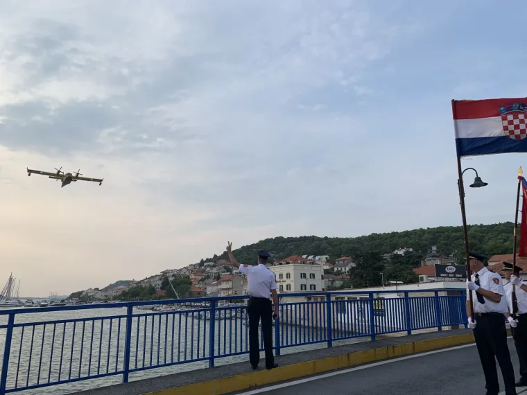 12 GODINA OD TRAGEDIJE NA KORNATIMA: Položeni vijenci i upaljene svijeće ispred vatrogasnog doma u &Scaron;ibeniku