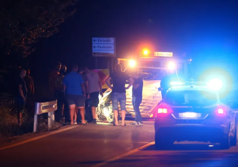 Sinoć oko 22 sata na cesti Trilj-Sinj u Turjacima smrtno je stradao mladi motociklist. Zbog očevida cesta je bila zatvorena za promet oko 2 sata.