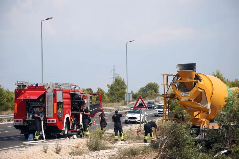TEŠKI SUDAR KAMIONA MIJEŠALICE I AUTOMOBILA: Jedna je osoba poginula