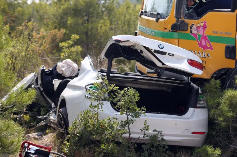 TEŠKI SUDAR KAMIONA MIJEŠALICE I AUTOMOBILA: Jedna je osoba poginula