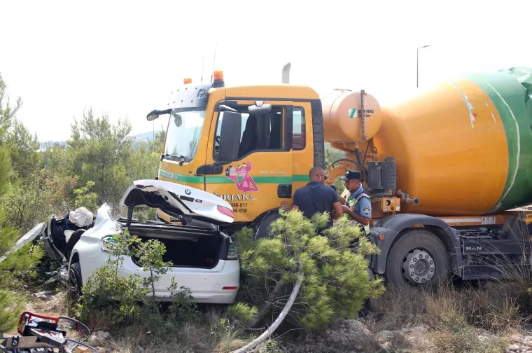 TEŠKI SUDAR KAMIONA MIJEŠALICE I AUTOMOBILA: Jedna je osoba poginula