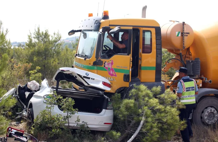 TEŠKI SUDAR KAMIONA MIJEŠALICE I AUTOMOBILA: Jedna je osoba poginula