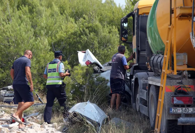 TEŠKI SUDAR KAMIONA MIJEŠALICE I AUTOMOBILA: Jedna je osoba poginula