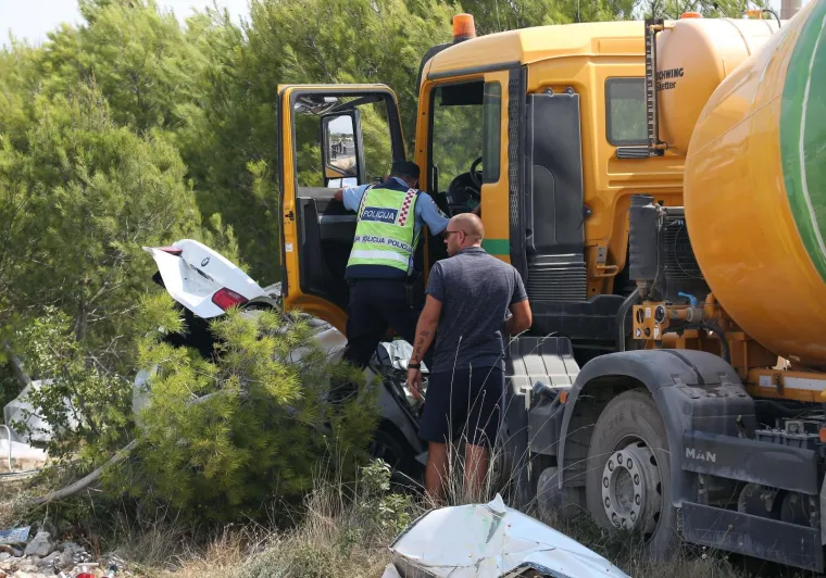 TEŠKI SUDAR KAMIONA MIJEŠALICE I AUTOMOBILA: Jedna je osoba poginula