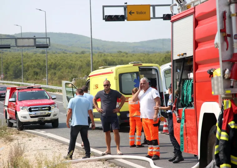 TEŠKI SUDAR KAMIONA MIJEŠALICE I AUTOMOBILA: Jedna je osoba poginula