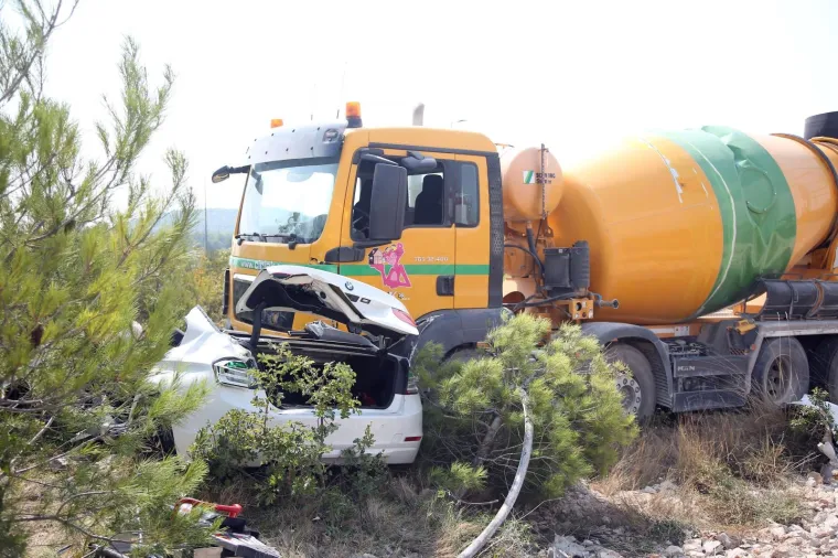 TEŠKI SUDAR KAMIONA MIJEŠALICE I AUTOMOBILA: Jedna je osoba poginula