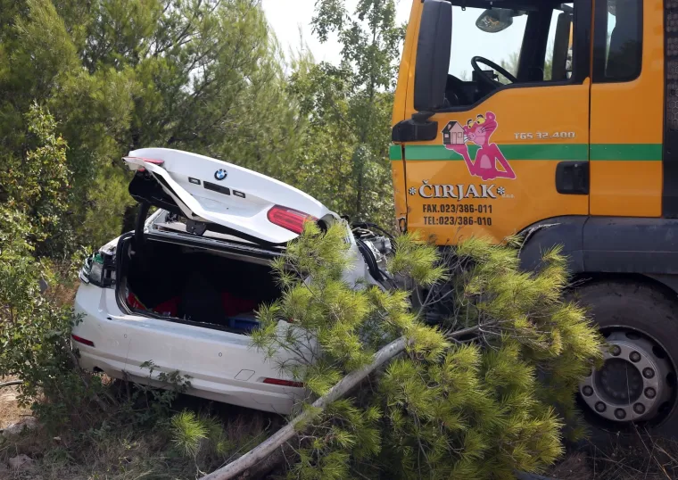 TEŠKI SUDAR KAMIONA MIJEŠALICE I AUTOMOBILA: Jedna je osoba poginula