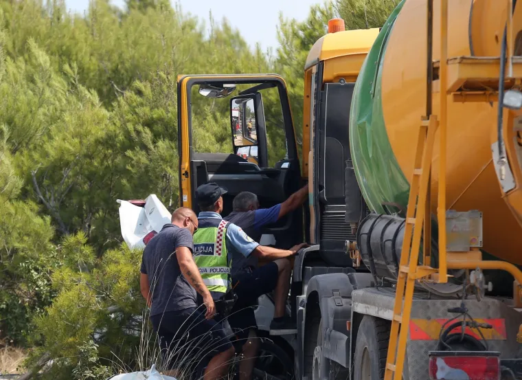 TEŠKI SUDAR KAMIONA MIJEŠALICE I AUTOMOBILA: Jedna je osoba poginula