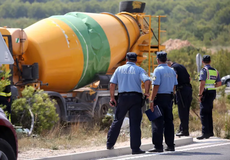 TEŠKI SUDAR KAMIONA MIJEŠALICE I AUTOMOBILA: Jedna je osoba poginula