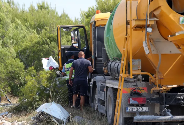 TEŠKI SUDAR KAMIONA MIJEŠALICE I AUTOMOBILA: Jedna je osoba poginula