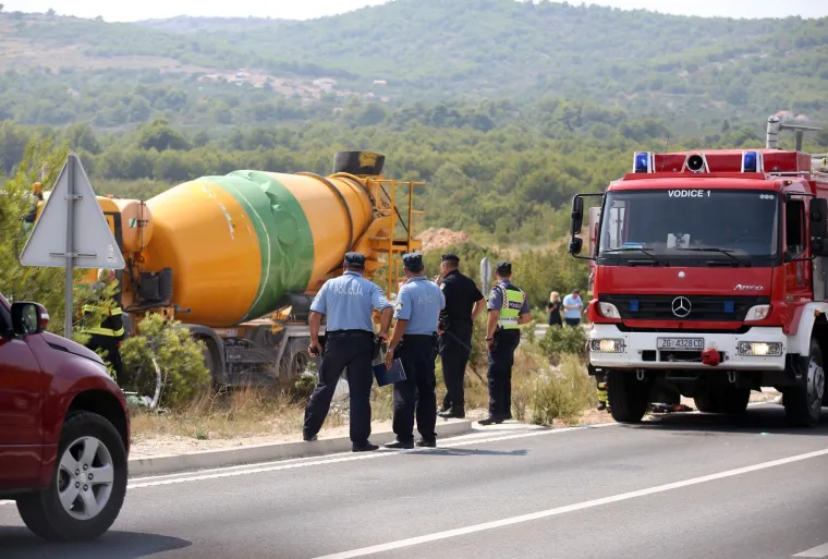 TEŠKI SUDAR KAMIONA MIJEŠALICE I AUTOMOBILA: Jedna je osoba poginula
