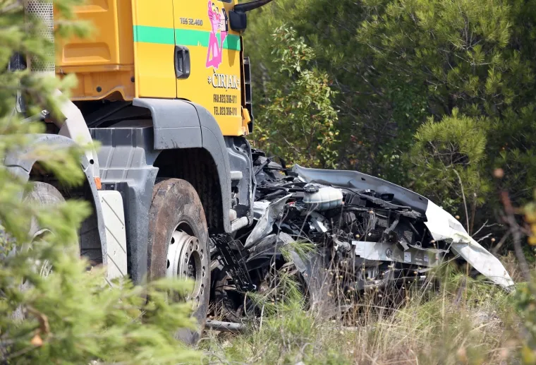 TEŠKI SUDAR KAMIONA MIJEŠALICE I AUTOMOBILA: Jedna je osoba poginula