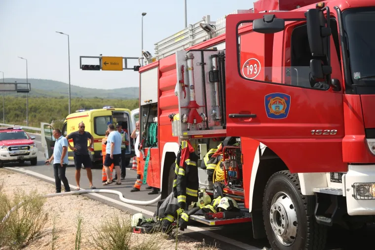 TEŠKI SUDAR KAMIONA MIJEŠALICE I AUTOMOBILA: Jedna je osoba poginula