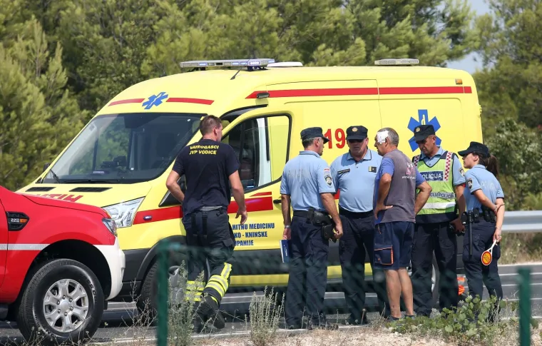 TE&Scaron;KI SUDAR KAMIONA MIJE&Scaron;ALICE I AUTOMOBILA: Jedna je osoba poginula