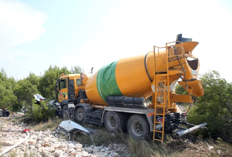 TE&Scaron;KI SUDAR KAMIONA MIJE&Scaron;ALICE I AUTOMOBILA: Jedna je osoba poginula