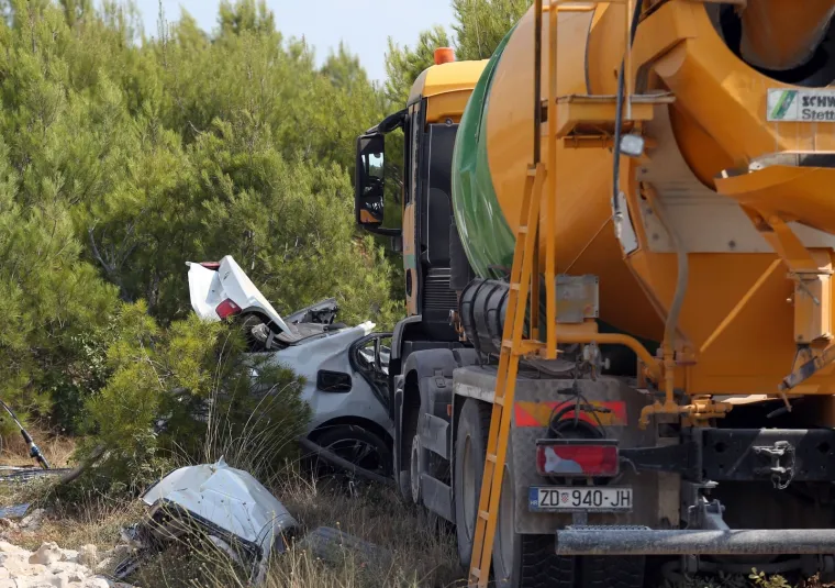 TE&Scaron;KI SUDAR KAMIONA MIJE&Scaron;ALICE I AUTOMOBILA: Jedna je osoba poginula
