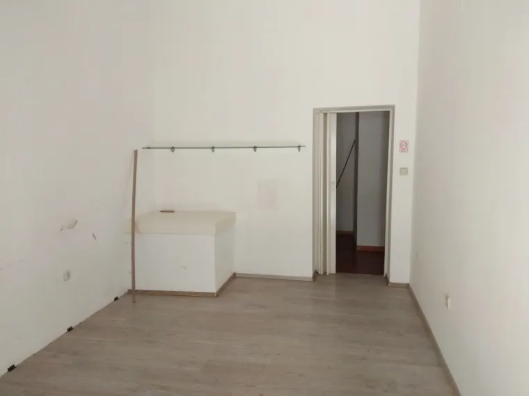 Sinjska 7, Split, poslovni prostor od 18,18 kvadrata, početne mjesečne cijene 1818,00 kuna