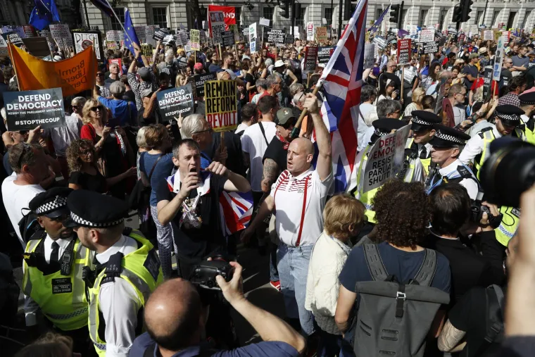 Britanci prosvjeduju protiv premijerova 'državnog udara': 'Johnsonu, sram te bilo!'