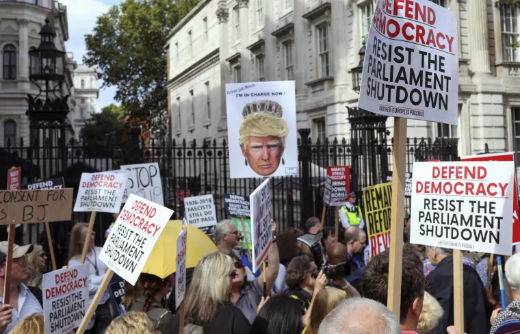 Britanci prosvjeduju protiv premijerova 'državnog udara': 'Johnsonu, sram te bilo!'