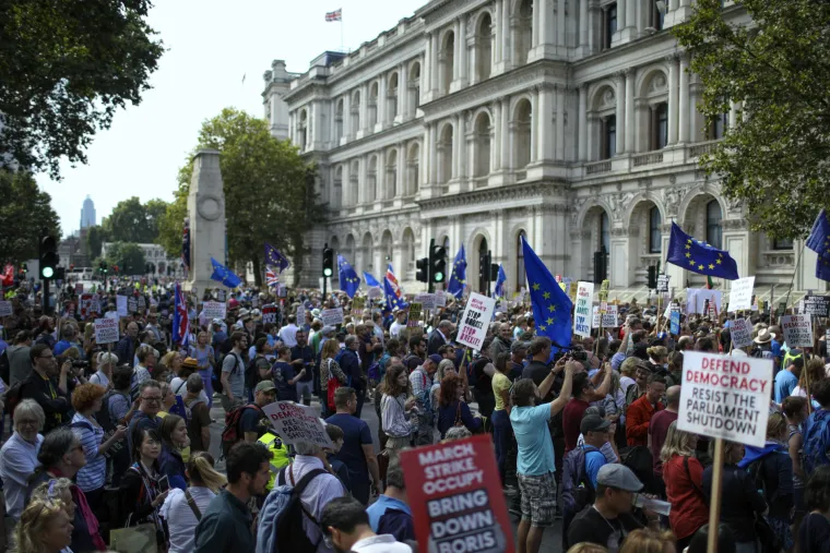 Britanci prosvjeduju protiv premijerova 'državnog udara': 'Johnsonu, sram te bilo!'