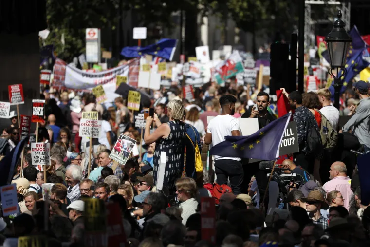 Britanci prosvjeduju protiv premijerova 'državnog udara': 'Johnsonu, sram te bilo!'