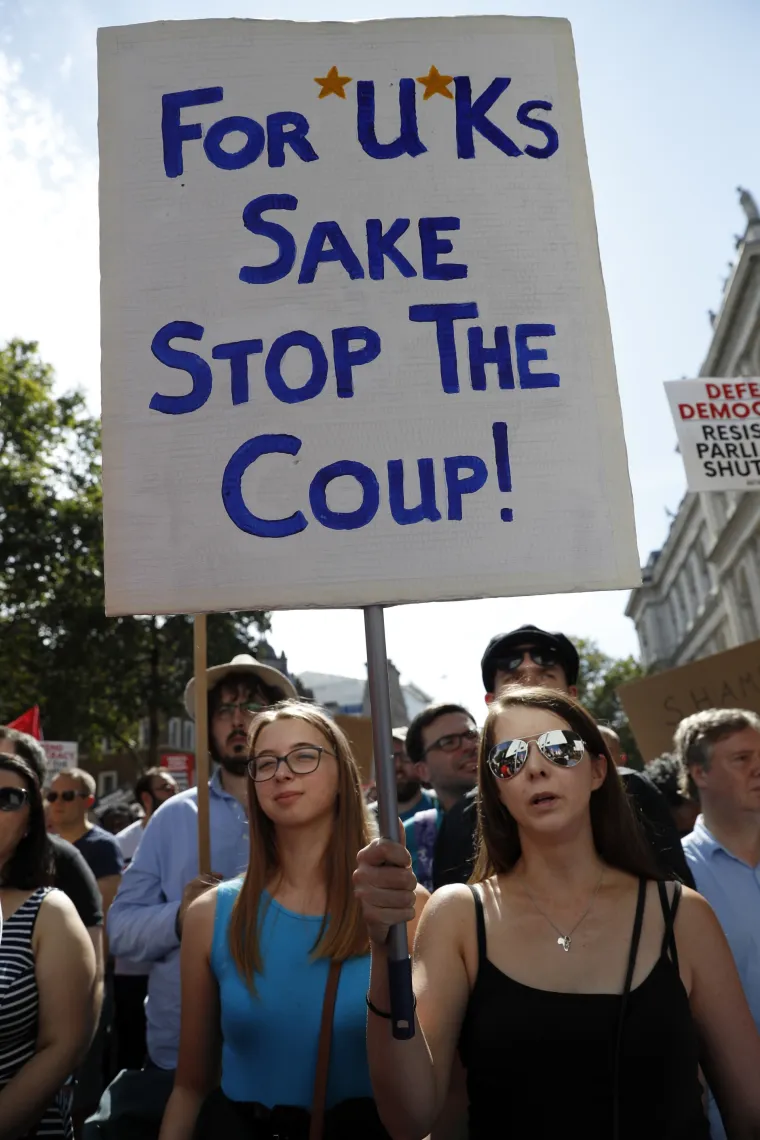 Britanci prosvjeduju protiv premijerova 'državnog udara': 'Johnsonu, sram te bilo!'