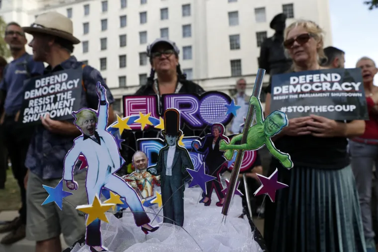 Britanci prosvjeduju protiv premijerova 'državnog udara': 'Johnsonu, sram te bilo!'