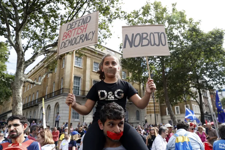 Britanci prosvjeduju protiv premijerova 'državnog udara': 'Johnsonu, sram te bilo!'