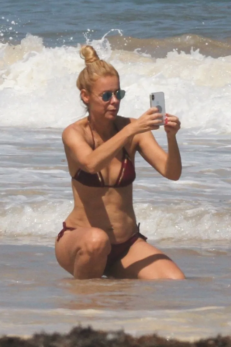 UŽIVANJE NA VALOVIMA: Nizozemska glumica plijenila pozornost u goli&scaron;avom izdanju