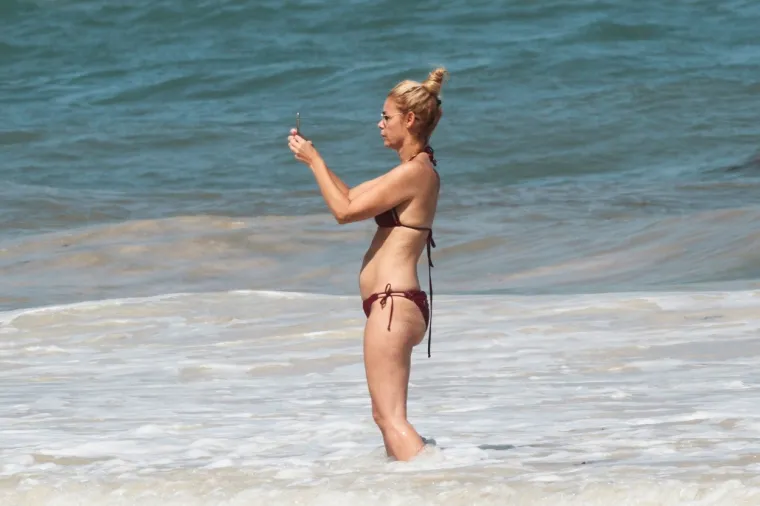 UŽIVANJE NA VALOVIMA: Nizozemska glumica plijenila pozornost u goli&scaron;avom izdanju