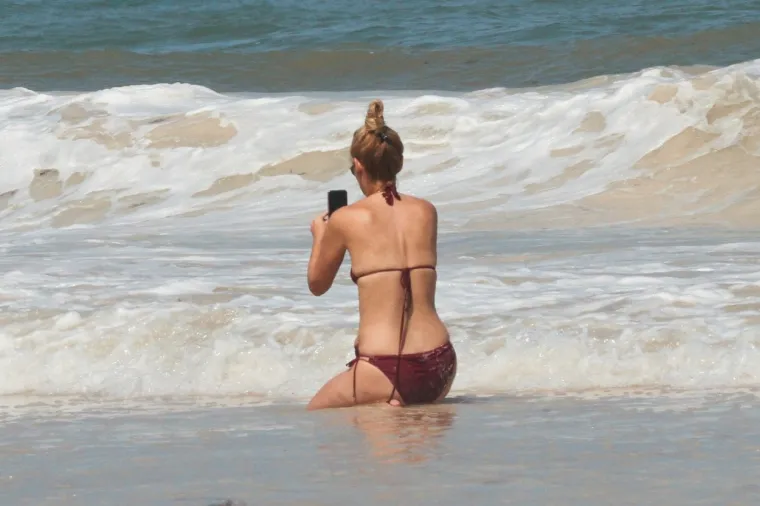 UŽIVANJE NA VALOVIMA: Nizozemska glumica plijenila pozornost u goli&scaron;avom izdanju