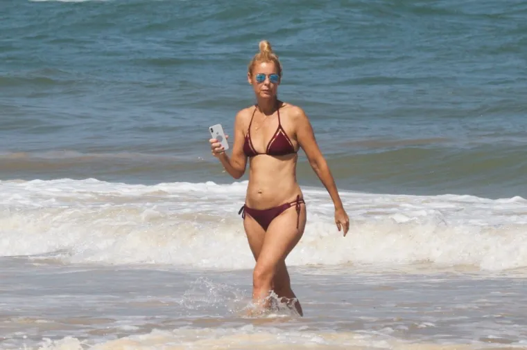 UŽIVANJE NA VALOVIMA: Nizozemska glumica plijenila pozornost u goli&scaron;avom izdanju