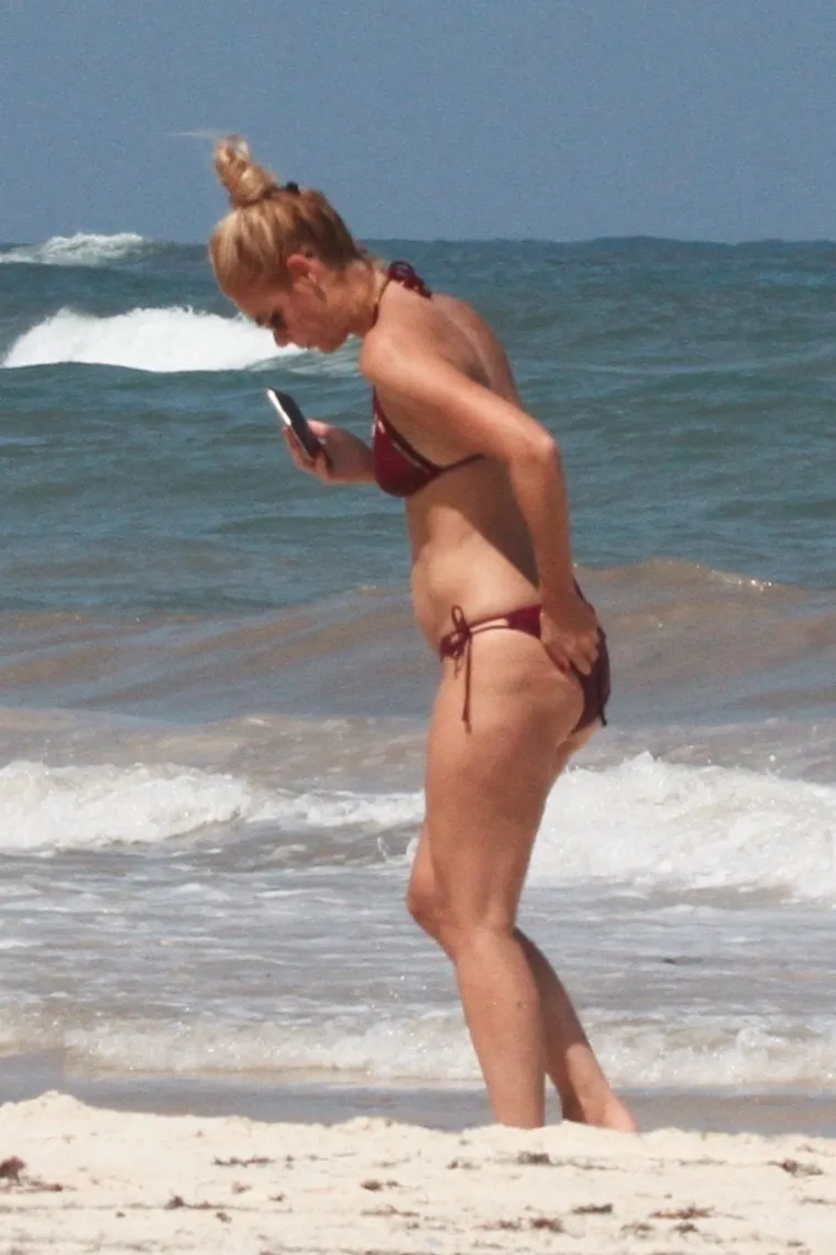 UŽIVANJE NA VALOVIMA: Nizozemska glumica plijenila pozornost u goli&scaron;avom izdanju