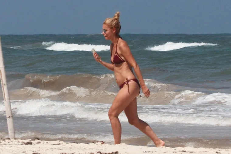 UŽIVANJE NA VALOVIMA: Nizozemska glumica plijenila pozornost u goli&scaron;avom izdanju