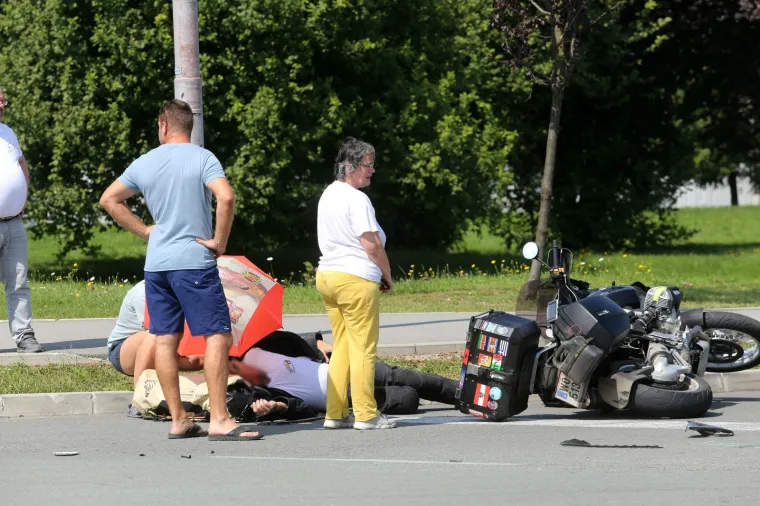 Prometna nesreća oko 12.30 sati dogodila se na križanju ulice Ivana Gorana Kovačića i DC 203, na izlazu iz Delnica prema Brodu na Kupi, kada su se sudarili osobno vozilo Dacia Sandero delničke registracije i motocikl austrijskih registarskih oznaka. Hitna medicinska služba pruža pomoć ozljeđenom vozaču motocikla.
