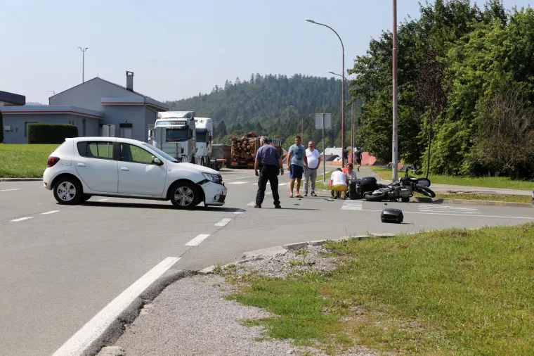 MOTOCIKLIST OZLIJEĐEN U NESREĆI KOD DELNICA: Sudario se na križanju s Dacijom