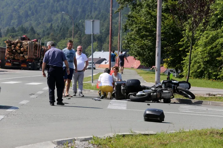 MOTOCIKLIST OZLIJEĐEN U NESREĆI KOD DELNICA: Sudario se na križanju s Dacijom