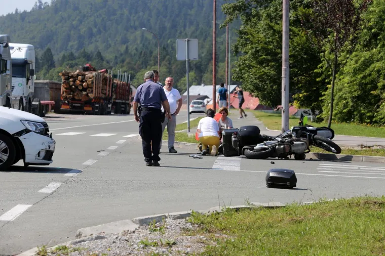 MOTOCIKLIST OZLIJEĐEN U NESREĆI KOD DELNICA: Sudario se na križanju s Dacijom