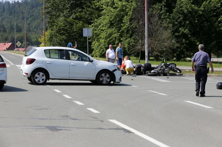 MOTOCIKLIST OZLIJEĐEN U NESREĆI KOD DELNICA: Sudario se na križanju s Dacijom