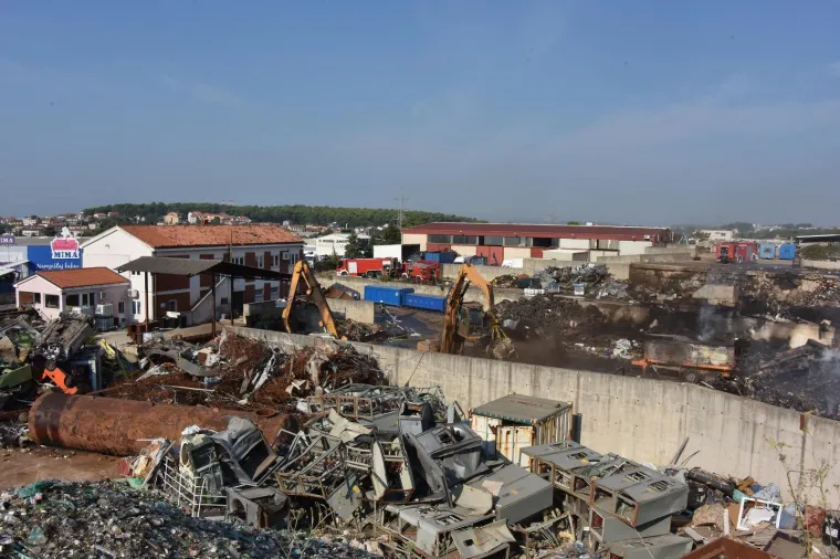 Požar na odlagali&scaron;tu otpada u Puli pod nadzorom: 'Ne izlazite iz svojih domova ako ba&scaron; ne morate'
