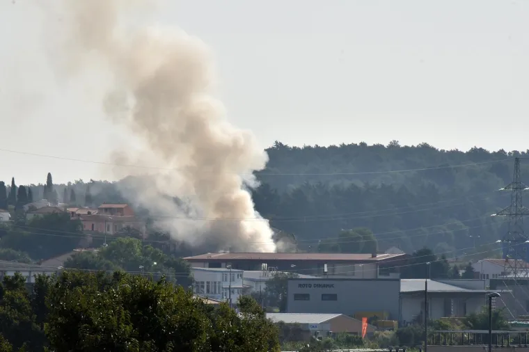 Požar na odlagali&scaron;tu otpada u Puli pod nadzorom: 'Ne izlazite iz svojih domova ako ba&scaron; ne morate'