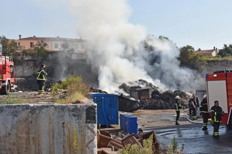 Požar na odlagali&scaron;tu otpada u Puli pod nadzorom: 'Ne izlazite iz svojih domova ako ba&scaron; ne morate'
