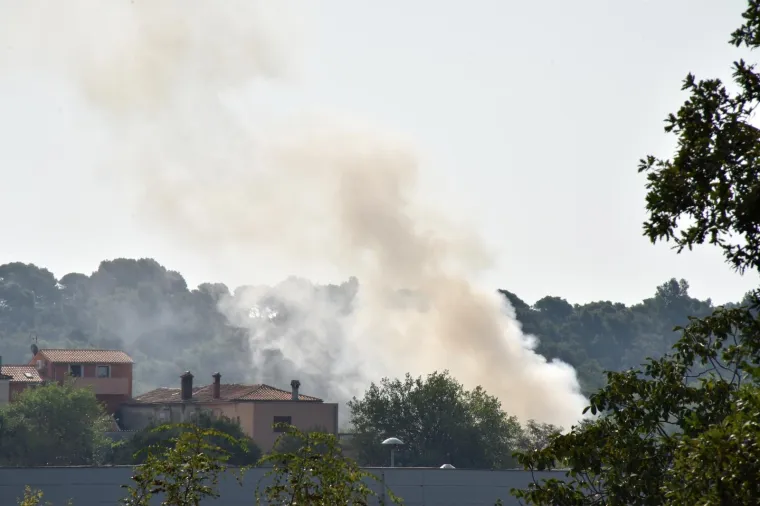 Požar na odlagali&scaron;tu otpada u Puli pod nadzorom: 'Ne izlazite iz svojih domova ako ba&scaron; ne morate'