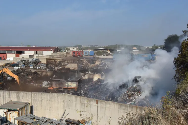 Požar na odlagali&scaron;tu otpada u Puli pod nadzorom: 'Ne izlazite iz svojih domova ako ba&scaron; ne morate'