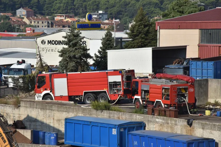 Požar na odlagali&scaron;tu otpada u Puli pod nadzorom: 'Ne izlazite iz svojih domova ako ba&scaron; ne morate'